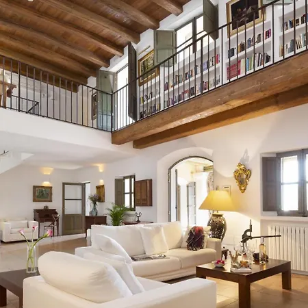 With 8 Bedrooms In Apartment *